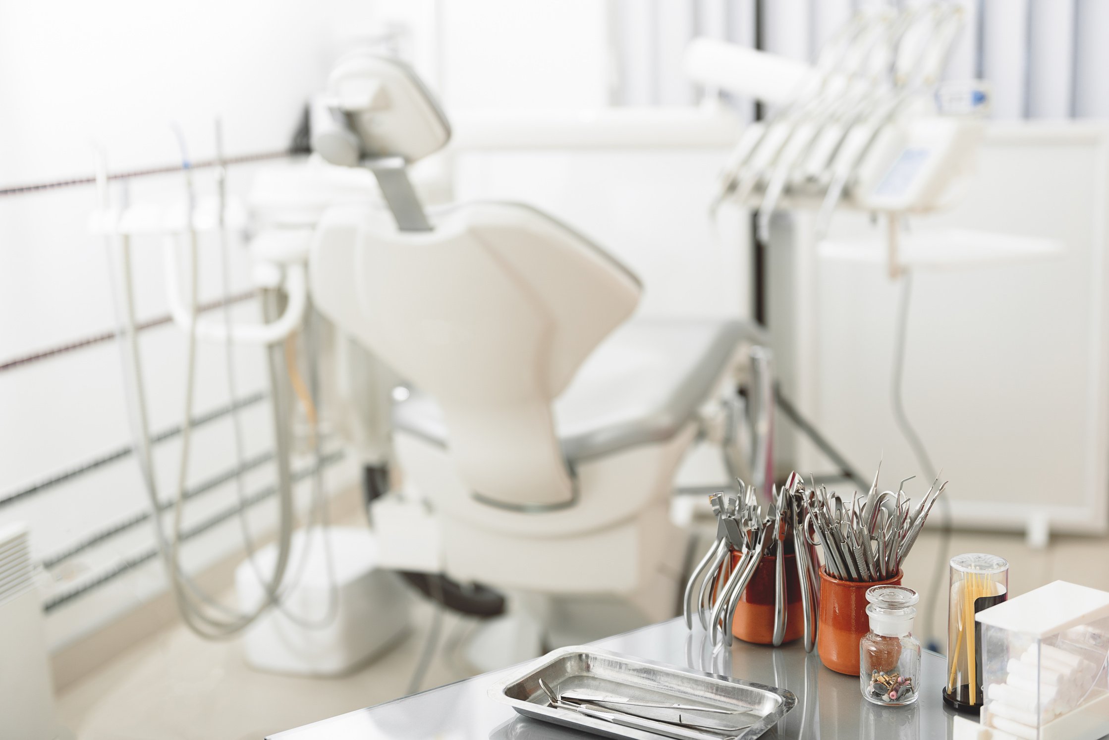 Medical room with odontological device and instruments